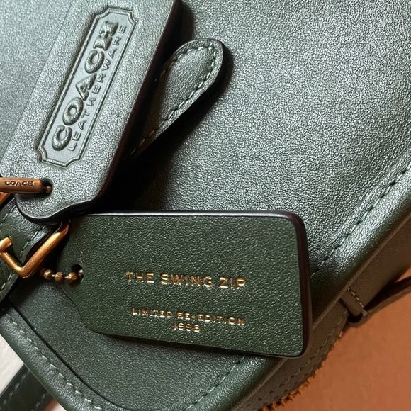 Elegant Green Leather Shoulder Bag - Picture 7 of 8